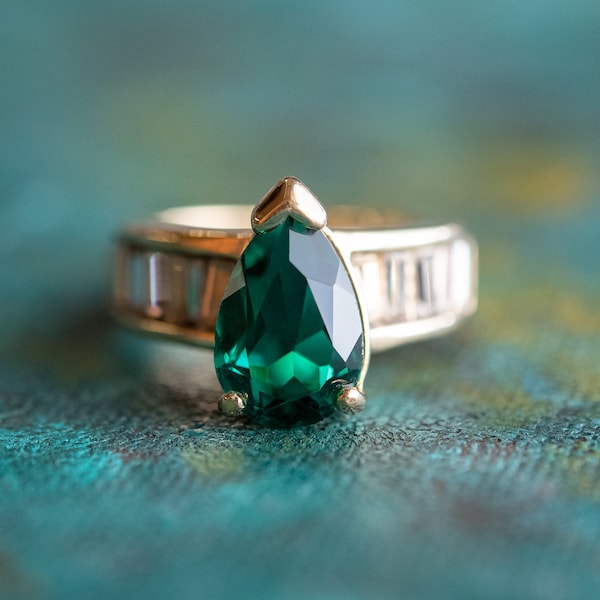 Vintage Women's Antique Cocktail Ring Emerald Austrian Crystal 18k Gold Electroplated Handmade Jewelry May Birthstone Rings Clear Bagguette