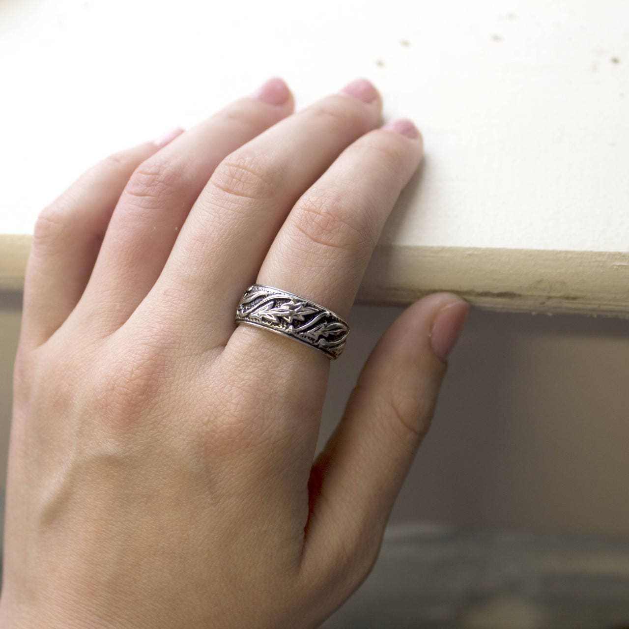 Vintage Ring Leaf Motif Band Ring 18k White Gold Silver