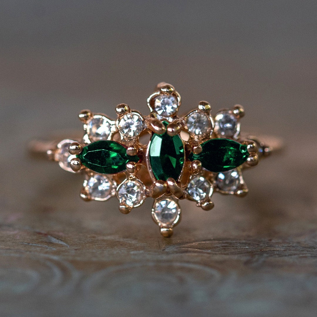 Vintage Women's Ring Emerald and Clear Austrian Crystals Cluster 18k ...