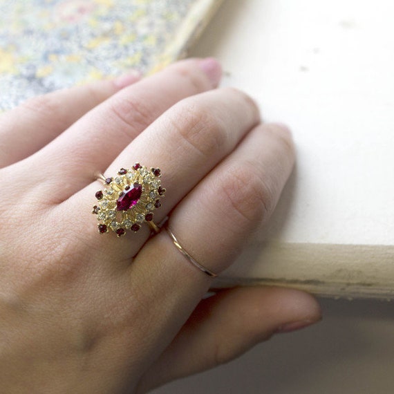 Anello vintage con rubino e cristallo Swarovski trasparente