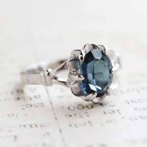 Vintage Ring 1970s Sapphire Austrian Crystal Solitaire Ring 18k White Gold Silver Size 5 Only September Birthstone Flower Jewelry Small R555