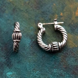 Pendientes vintage Oscar De La Renta, aros de cuerda trenzada en tono plateado antiguo, cierre con bisagra, n.° OSE-2448-W - Diseñador de pendientes de aro de plata