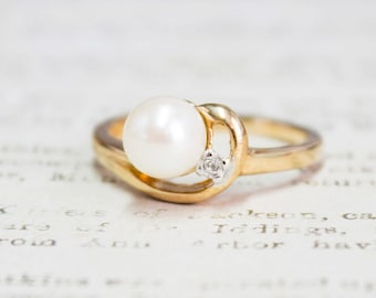 Vintage 18k Gold Plated Pearl Ring: Swarovski Crystal Accent