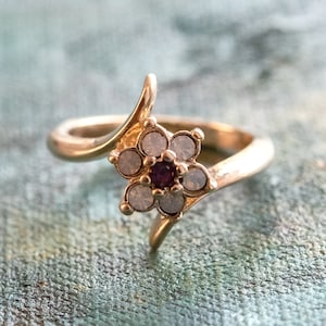 Vintage 18k Gold Ring: Amethyst Crystal & Pinfire Opal Flower, 1970s