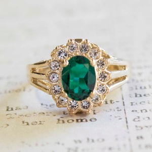 Bague vintage des années 1970 émeraude et cristaux Swarovski transparents plaqué or 18 carats, bijoux pour femme antiques # R1353 - Stock limité - Jamais porté