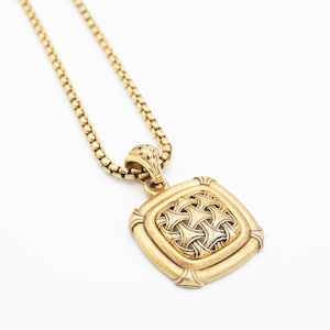 Colgante vintage Oscar De La Renta de oro amarillo con diseño cuadrado de tejido de canasta y cadena rolo de 81 cm. Collar antiguo para mujer con cierre de palanca, oro cepillado.