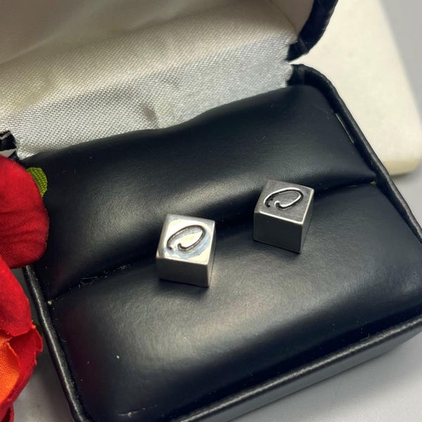 Pendientes de botón vintage con el logo de Oscar de la Renta para mujer, chapados en oro blanco, joyería de diseño con el logo 'O' de Oscar incrustado.