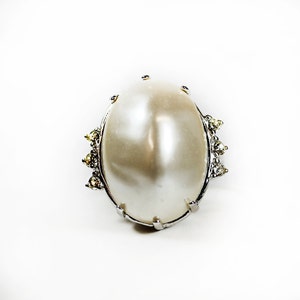 Vintage Ring 1970s Mabe Pearl 18k White Gold Electroplated Clear Austrian Crystals Cocktail Ring Antique Jewelry for Women #R1910