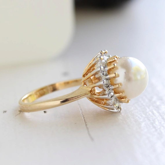 Vintage Ring 1970s Faux Cream Pearl Ring 18k Gold… - image 3