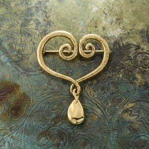 Vintage Oscar de la Renta Heart Brooch: Gold Plated Designer Lapel Pin