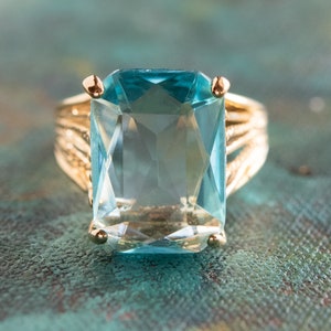 Vintage 1970s Aquamarine Austrian Crystal Cocktail Ring - 18k Gold Plated