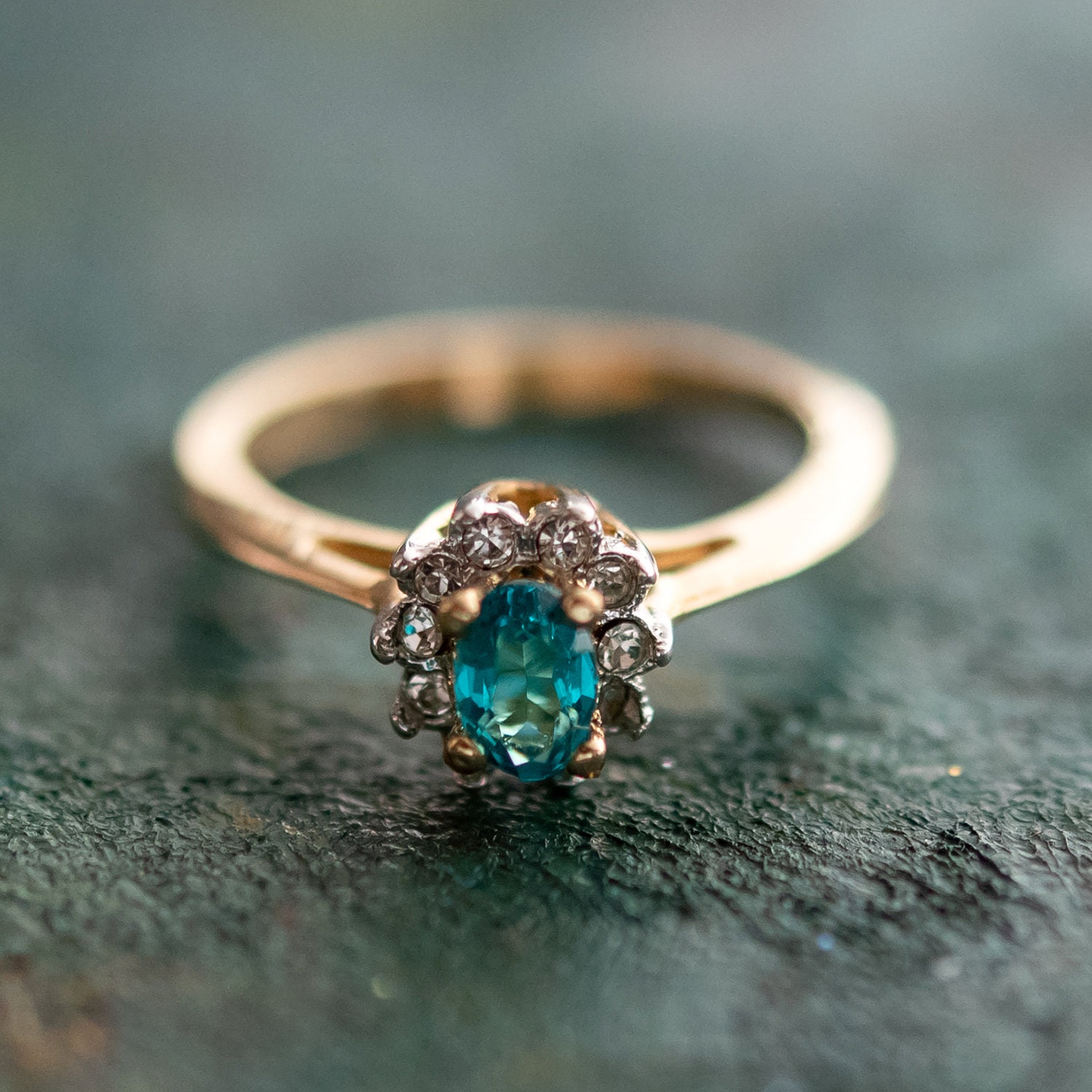 Vintage Ring Blue Zircon and Clear Swarovski Crystals 18kt Vintage Ring Blue Zircon and Clear Swarovski Crystals 18kt