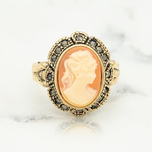 Bague vintage des années 1970 en or 18 carats avec placage antique blanc sur corail, bague camée en marcassite véritable pour femme, bijoux faits main pour femme # R1730-WCM