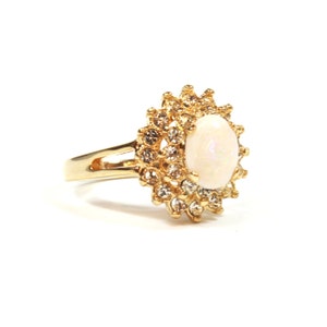 Vintage Opal Cocktail-Ring: 18k Gold Swarovski Crystal Halo