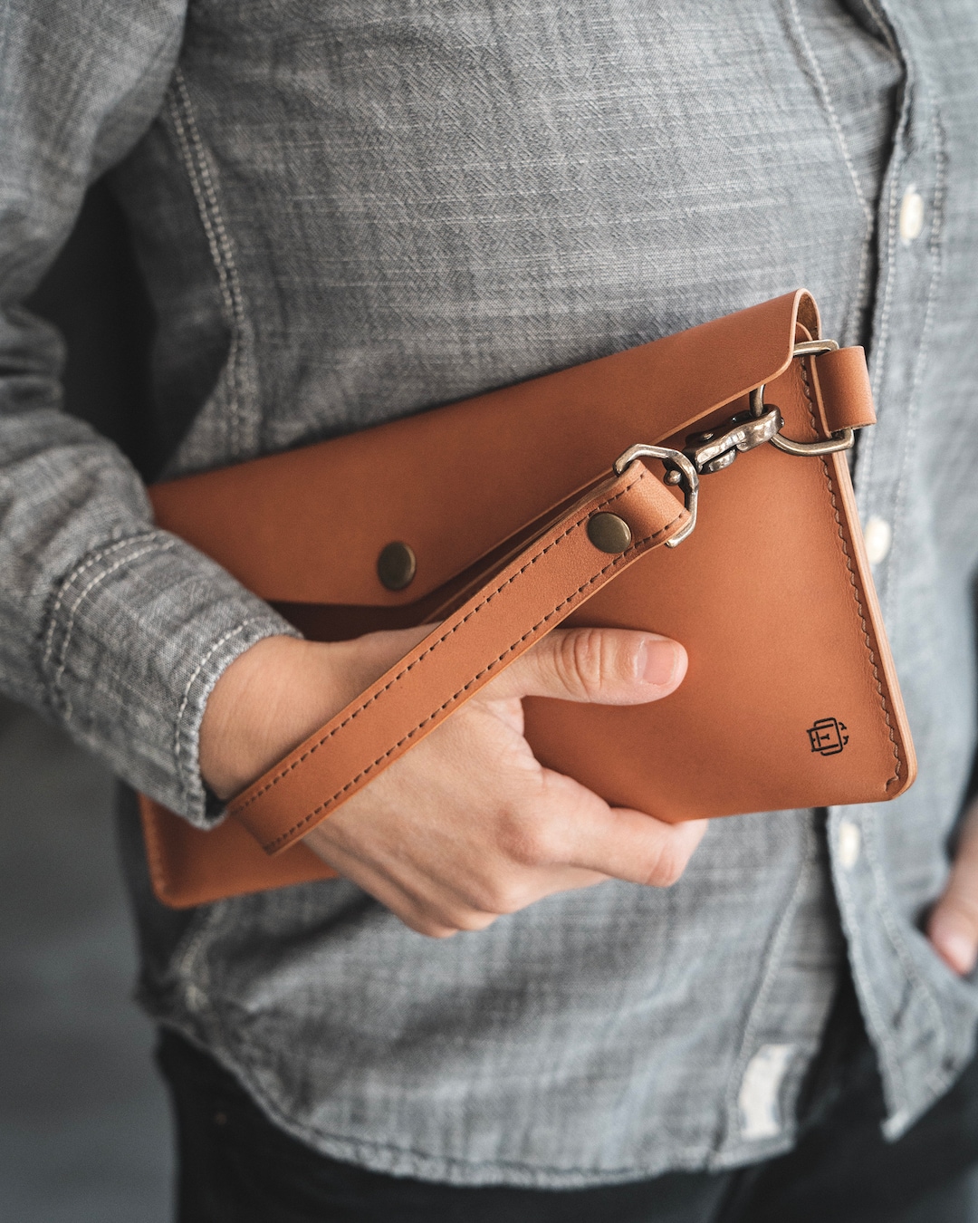 ENVELOPE CLUTCH 29 IN EARTHY YELLOW LAMBSKIN COPPER LOGO