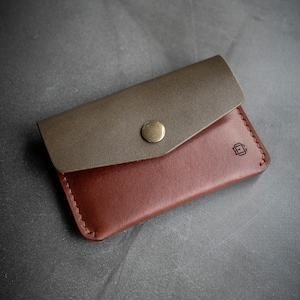 Cartera de piel con cierre a presión: oliva + marrón
