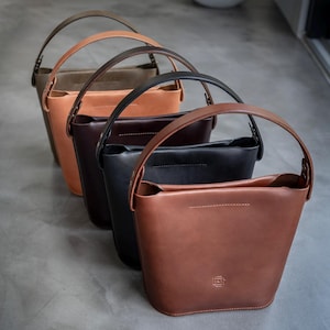 Bolso de cuero tipo cubo