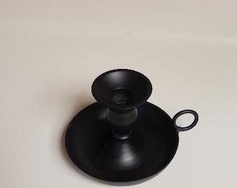 Portavelas cónico de metal negro estilo colonial primitivo Benton con asa.