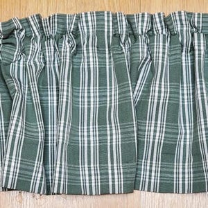 Cortinas de cocina rústicas con cenefa de rayas a cuadros en verde salvia y blanco