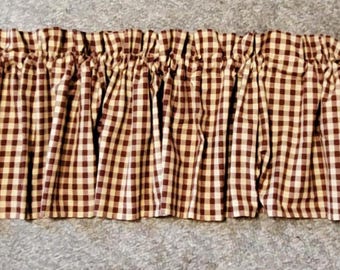 Landelijke primitieve kleine bordeauxrode geruite zelfgesponnen volant