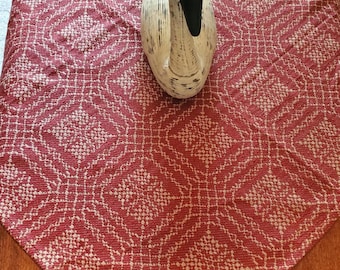 Nakładka na stół Primitive Nantucket Red Tan, kwadratowa, 34-calowa, z wzorem w węzły miłosne