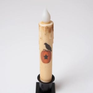 Vela cônica de LED Country Primitive Fall com temporizador de 7&quot; e cera de abóbora e corvo mergulhada