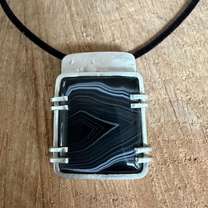Colgante de ágata con bandas negras, colgante de plata de ley