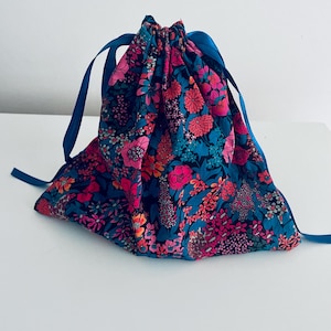 Liberty Ciara bloemen toilettas met trekkoord, make-up en cadeauzakje