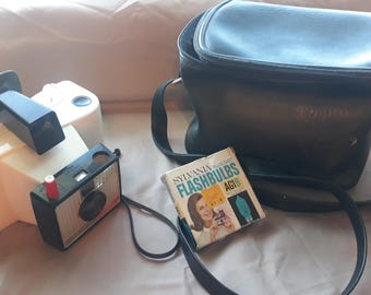 Polaroid Land Camera Swinger Model 20 w/ AG1B Flashbulbs & Carrying Case