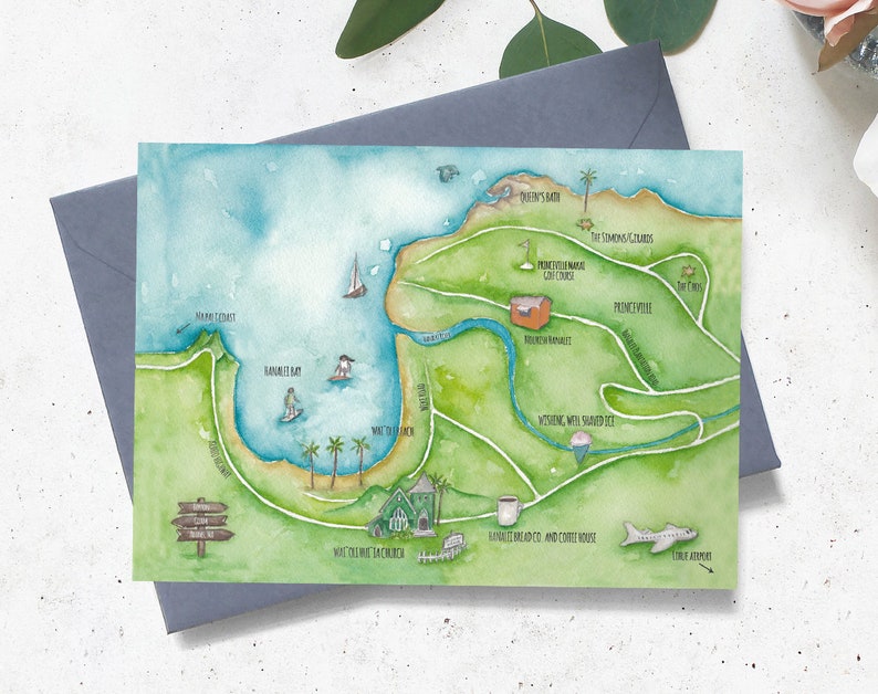 Puede incluir: Impresi&oacute;n art&iacute;stica de mapa en acuarela de una zona costera con tierra verde, agua azul y varios puntos de referencia. El mapa incluye ilustraciones de veleros, surfistas, palmeras y edificios. El mapa est&aacute; en una tarjeta blanca con un sobre gris.