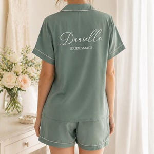 Green Bridesmaid Pyjamas, Personalised Satin Pjs for Bridal Partt Wedding Wedding Getting Ready Photos, Bride Pajama Set