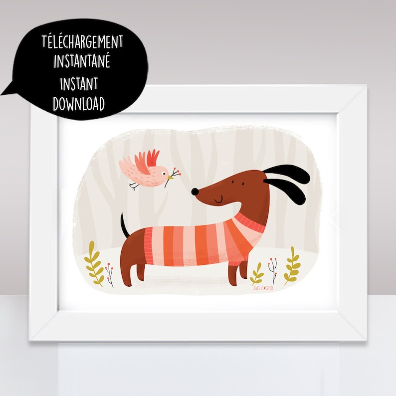 Puede incluir: Una ilustraci&oacute;n digital de un dachshund con un su&eacute;ter a rayas rosa y blanco mirando a un p&aacute;jaro rosa con una baya roja en el pico. El fondo es una escena de bosque blanco y beige.