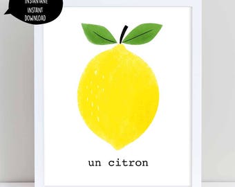 Puede incluir: Una impresión enmarcada en blanco con un limón amarillo y hojas verdes. El texto "un citron" está escrito en negro debajo del limón.