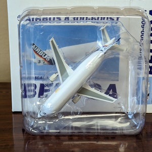 Herpa Airbus A300-600ST Beluga model plane 1:500 image 3
