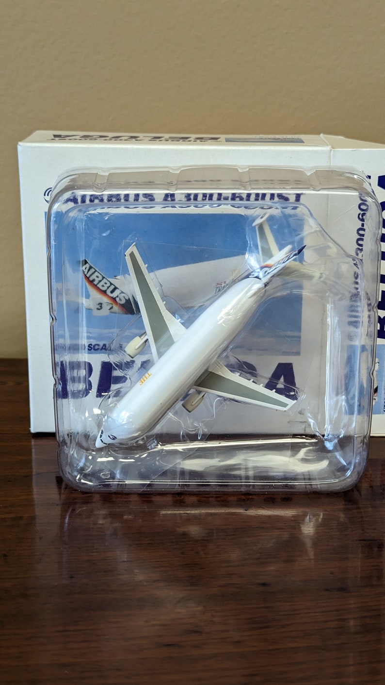 Herpa Airbus A300-600ST Beluga model plane 1:500 image 3