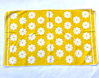 Vintage 1970s Happy Happy Sunshine Bright Yellow Daisies BathTowel/Reversible/Vibrant Yellow Yee Haw/Lady Pepperell/100% Cotton