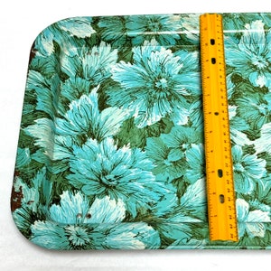 Puede incluir: Una bandeja de servir vintage de metal con un dise&ntilde;o floral en tonos azules y verdes. La bandeja tiene un aspecto ligeramente desgastado y mide aproximadamente 30 cm por 46 cm.
