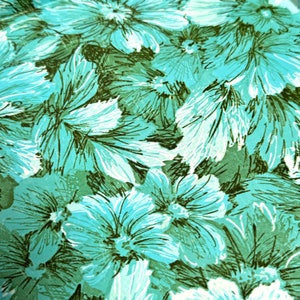 Puede incluir: Una tela azul turquesa con un patr&oacute;n floral. Las flores est&aacute;n dibujadas de forma estilizada con contornos verde oscuro.