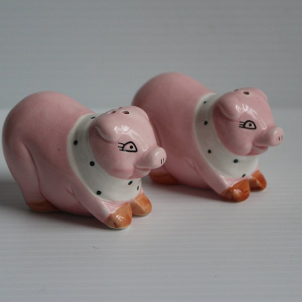 PINK PIGS Salt and Pepper SHAKER, Vintage Pink Pigs Ceramic salt pepper shaker, vintage farm decor, vintage ceramic home decor, kitchenware