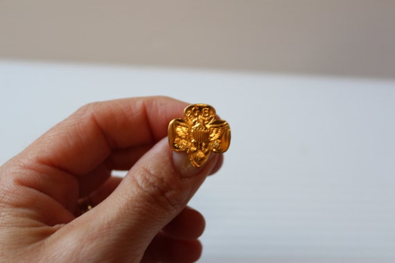 GIRL SCOUT PIN, vintage gold tone pin, vintage col