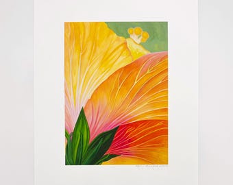 Può includere: Una stampa d'arte montata che presenta un dipinto in primo piano di un vibrante fiore di ibisco. I petali sfumano dal giallo brillante all'arancione e al rosso intenso, accentuati da foglie verdi e uno stame giallo. Firma visibile in basso.