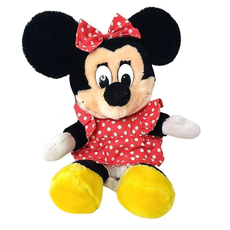 Pu&ograve; includere: Un giocattolo di peluche di Minnie Mouse, la fidanzata di Topolino. Indossa un vestito rosso con pois bianchi e un fiocco rosso con pois bianchi. Ha le orecchie nere e un naso nero.