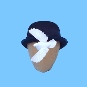 Bird Attack-kostuumhoed | Magritte surrealistische witte duif, zwarte bolhoed |  Rothschild surrealistische bal | Hoed voor volwassenen | Vogelhoed | Herenkleding