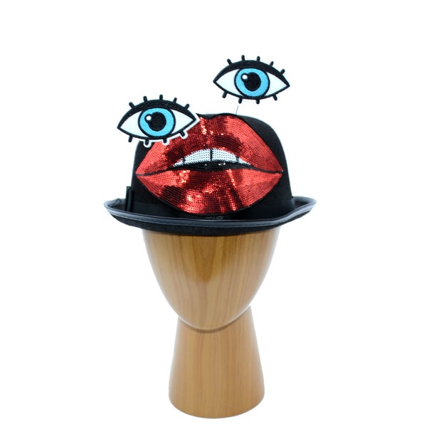 黒い山高帽または黒と白のファシネーターにシュールな唇と目｜赤いスパンコールの口、青い目｜リアルモンスターズ・オブリナのコスプレ