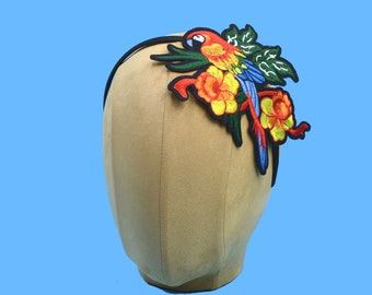 Rotes Papagei Stirnband mit Blumen und Blättern | Tiki Tropisches Pinup | Michael Buffet | Papageienkopf | Cocktailhut