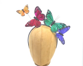Die Mariposa - Regenbogen oder Wunschfarbe Feder Schmetterling Stirnband Fascinator Hut Hatinator Kopfschmuck Festival Garten Burning Man