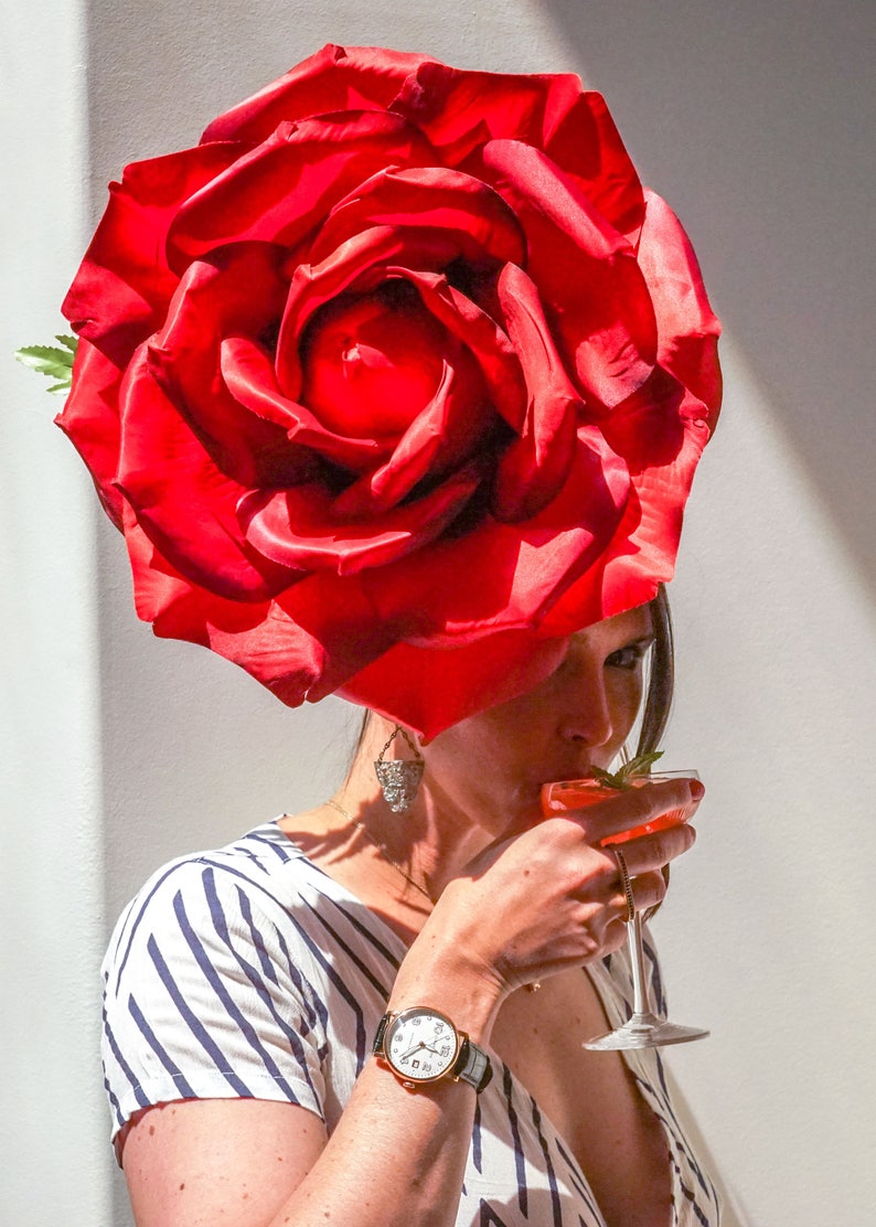 GIGANTE Rojo, Blanco o Rosa Pálido Rosa Reina Traje Tocado Fascinator Sombrero Hatinator Royal Ascot, Kentucky Derby, Racing Hat Alicia en la Maravilla Rojo