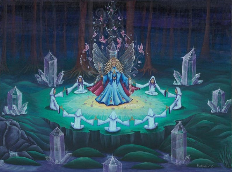 Puede incluir: Una pintura de un hada con alas y un vestido azul rodeada por un c&iacute;rculo de figuras con t&uacute;nicas blancas. El hada est&aacute; de pie en un claro en un bosque con cristales esparcidos alrededor. La pintura est&aacute; hecha en un estilo caprichoso con mucho detalle.