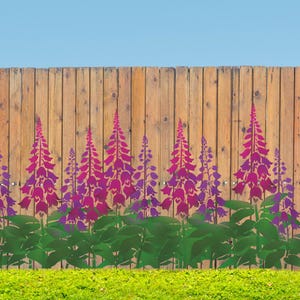 Può includere: Una staccionata in legno con un motivo ripetuto di fiori di digitale purpurei e rosa e foglie verdi. La staccionata è composta da assi di legno verticali. Il cielo è di un azzurro limpido e in basso c'è erba verde.