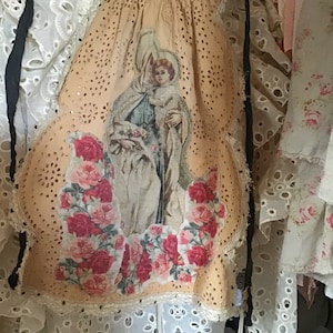 NWT Magnolia Pearl Jabot Mary with rose appliqué